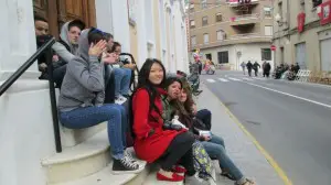 groupe de jeunes sur des marches